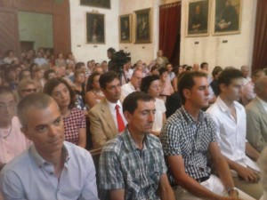 El Salón Gótico, repleto de gente para participar de la conmemoración del '9 de juliol'. FOTO.- J.M.