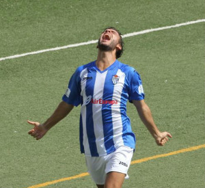 Ignasi celebra un gol con el Atlético Baleares (futbolbalear.es)