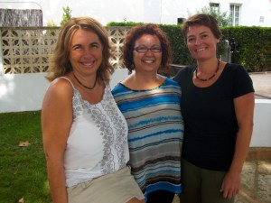 La artista Zulema Bagur junto a la alcaldesa y la concejala de Cultura de Sant Lluís, Montse Morlà y Adelaida Ponsetí. Foto: Ajuntament de Sant Lluís.