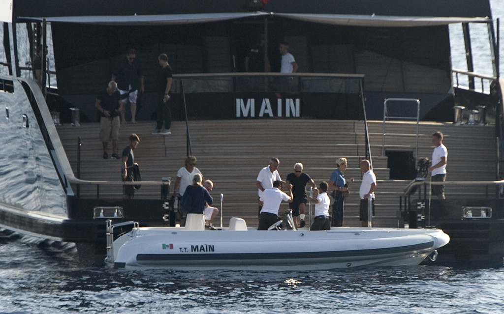 giorgio armani en su barco main en la bocana del puerto de ciutadella