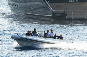 giorgio armani en su barco main en la bocana del puerto de ciutadella