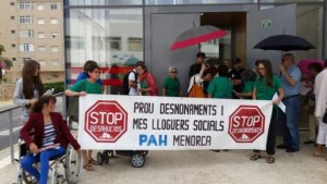 Protesta en un juzgado realizada por miembros de la PAH Menorca