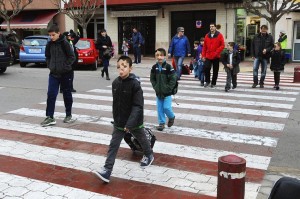 Escolares entrando en un centro educativo de Maó