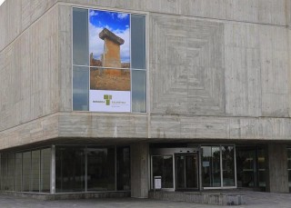 panel pro menorca talaiotica en la fachada de la sede del consell