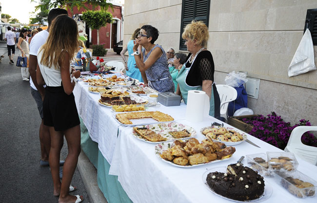 mercat de nit a es castell y teatro el salon en cala corp