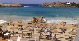 Momento en el que la excavadora intenta remolcar la barca (Foto: Jaume Fiol)