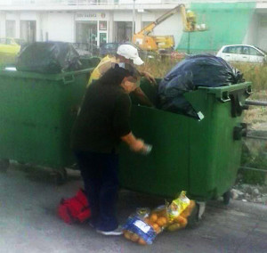 recogiendo alimentos de los contenedores de basura