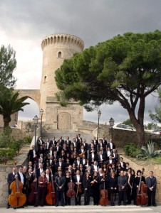 Músicos ante el imponente recinto mallorquín. 