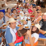 Los participantes en el concurso, degustando los arroces cocinados. FOTO.- 17 Gener