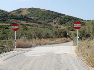 Dos señales advierten de la prohibición de pasar por la propiedad. FOTO.- Entesa des Mercadal