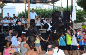 Banda, caballos y público en buena sintonía en Llucmaçanes. FOTO.- Sturla