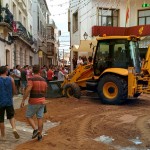 Operarios colocando la arena. FOTO.- Nasi Pons