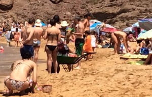 Vendedor de fruta en una playa de Menorca.