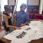 La alcaldesa, Conxa Juanola, admirando las camisetas junto a Fernández, y la ex alcaldesa, al fondo. FOTO.- David Arquimbau