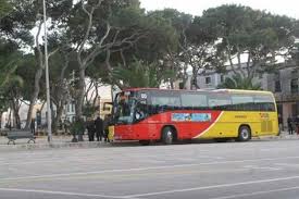 Un autobús en la plaza Els Pins de Ciutadella. FOTO.- Archivo