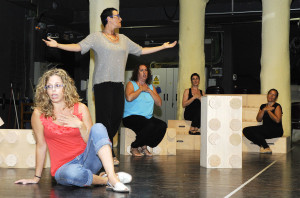 Un momento del ensayo, con Maria Camps como Helena. Foto: Tolo Mercadal