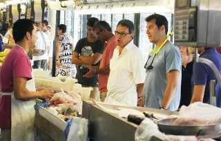 artur mas en el mercat des peix con sus hijos