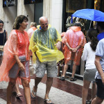 Turistas paseando bajo la lluvia en el centro de Maó. FOTO.- Tolo Mercadal