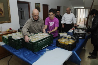 recogida de alimentos en la iglesia sant antoni de mao