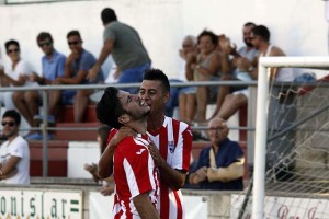 Elliot y Pepo celebran el 1-0 (Fotos: deportesmenorca.com)