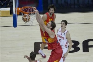 Pau Gasol machaca el aro turco.