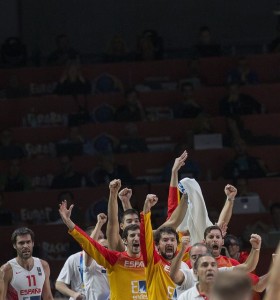 Llull celebra una canasta desde el banco.