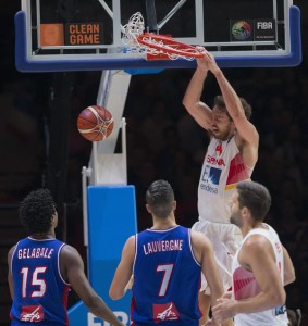 Pau Gasol machaca el aro francés.