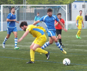 Forteza trata de superar a un jugador del Penya (Fotos: futbolbalear.es)