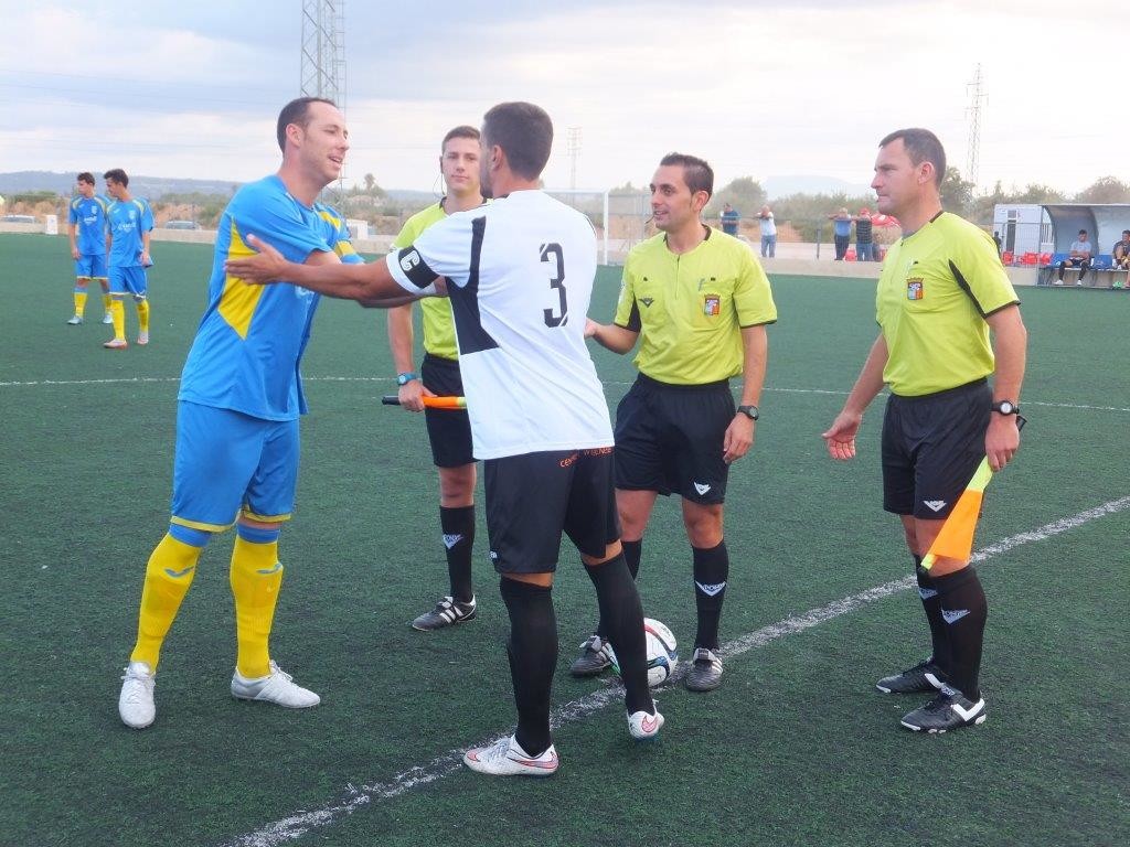 Saludo entre los dos capitanes (Foto: futbolbalear.es)