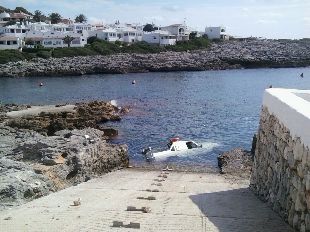 Un vehículo semi hundido en Cala Torret