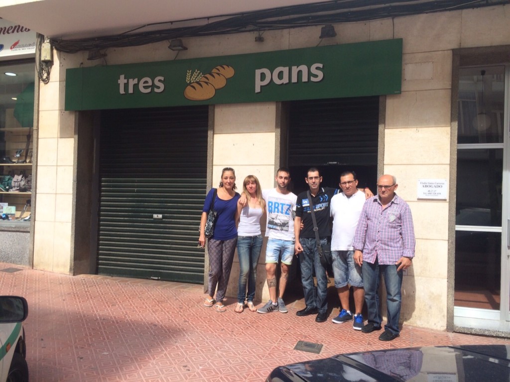 Representantes de la empresa y de los trabajadores, a las puertas de una de las tiendas este viernes. FOTO.- Tolo Mercadal