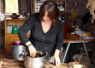 La artesana del Obrador Xisqueta Lina Ratia en su taller. Foto: GOB-Menorca.