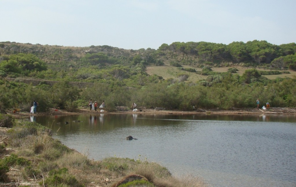 Limpieza en s'Estany de Mongofra Nou. Foto GOB-Menorca