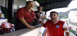 El capitán del Sporting recoge el trofeo (Fotos: deportesmenorca.com)