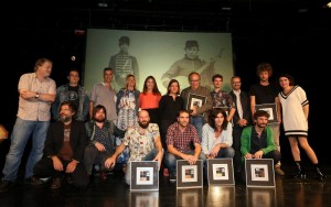 Foto de los premiados por el Festival Altaveu, con Marco Mezquida junto a Joan Manuel Serrat. Fotos: Festival Altaveu.