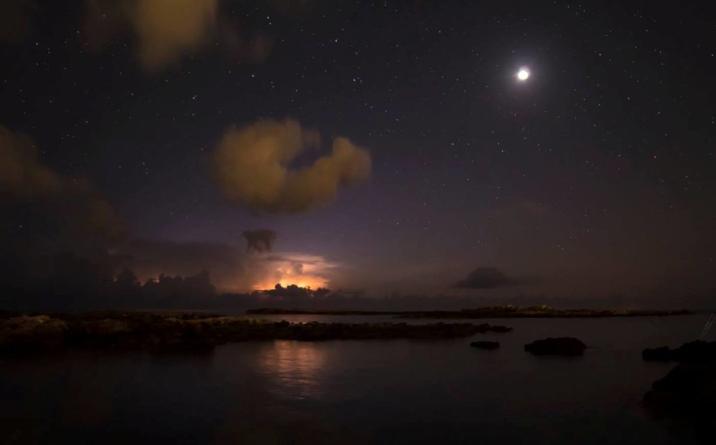 Momento del eclipse lunar desde Binibeca Vell. Foto: Edward Velasco.