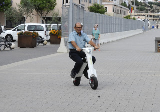 Francisco Huguet en una de sus 'scooter' eléctrico