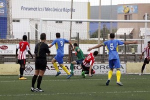 Momento en el que Zurbano logra el 1-0 (Fotos: deportesmenorca.com)