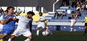 Carlos trata de robar ante Noceras (Fotos: deportesmenorca.com)