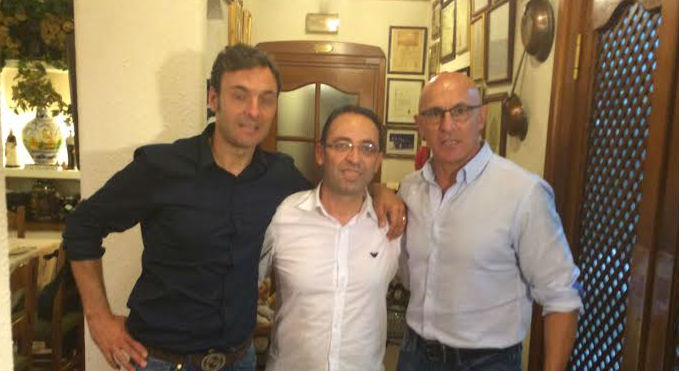 Martínez, en el centro, junto a Denia y De la Fuente.