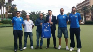 Momento de la presentación de la nueva camiseta con el patrocinio de PortBlue.