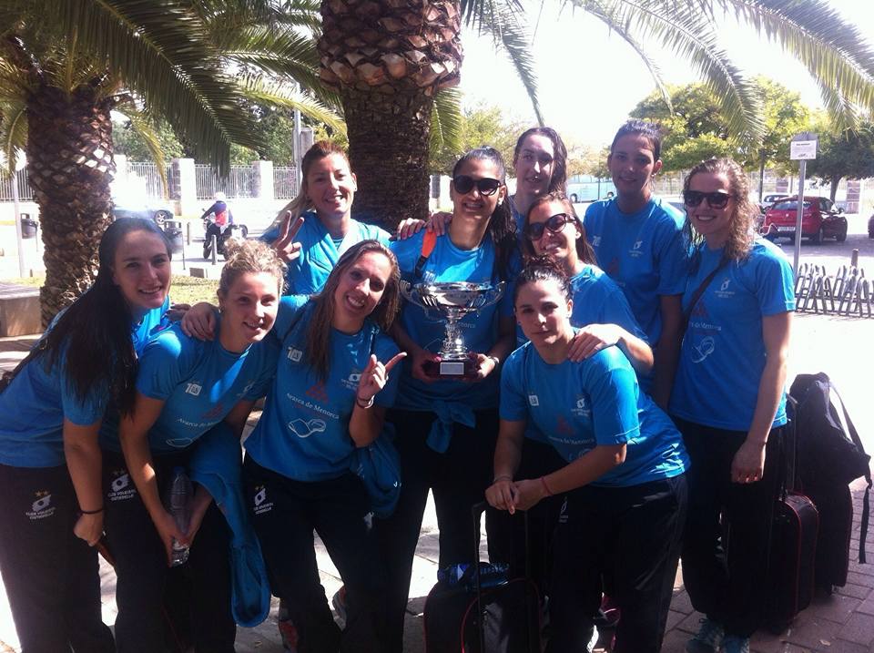 El equipo, con la copa. FOTO.- AM