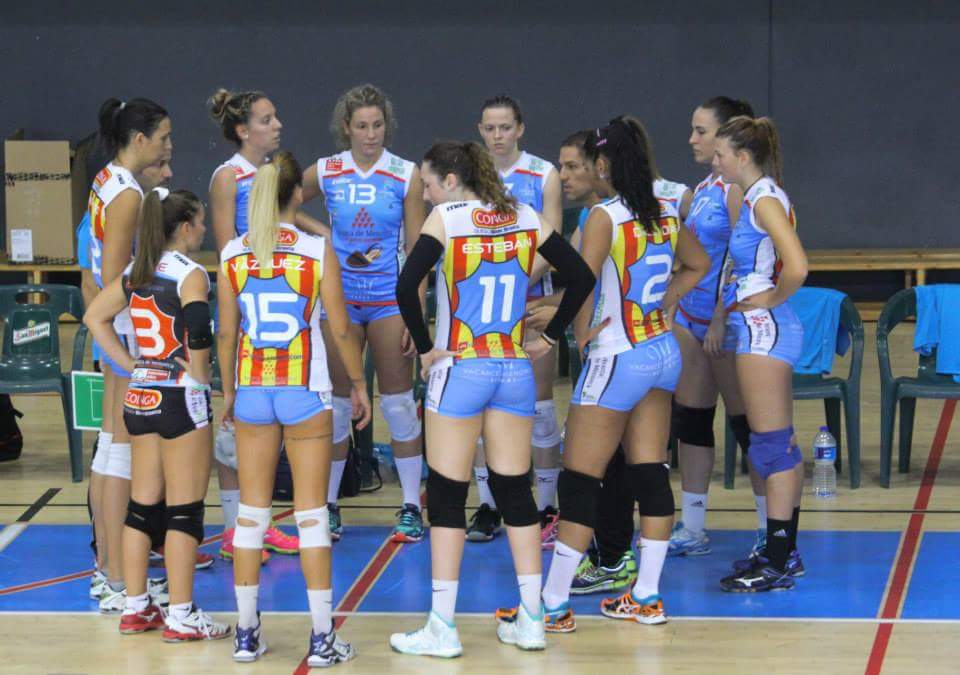 Bep Llorens habla con sus jugadoras durante un tiempo muerto (Foto: Volei Ciutadella)