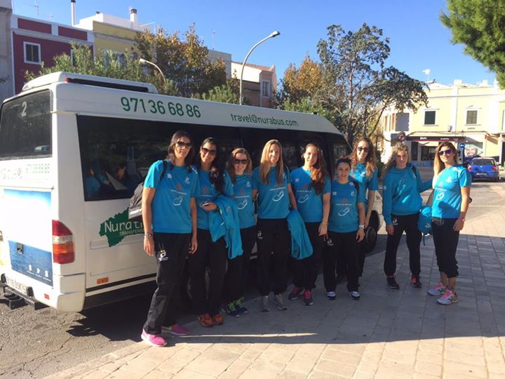 Las jugadoras del Avarca de Menorca, esta mañana rumbo a Logroño (Foto: Volei Ciutadella)