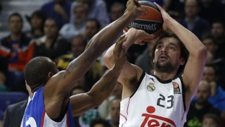 Llull lanza a canasta.