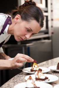 Elisabeth Julienne elaborando uno de sus platos.