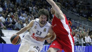 Llull penetra a canasta durante el partido.