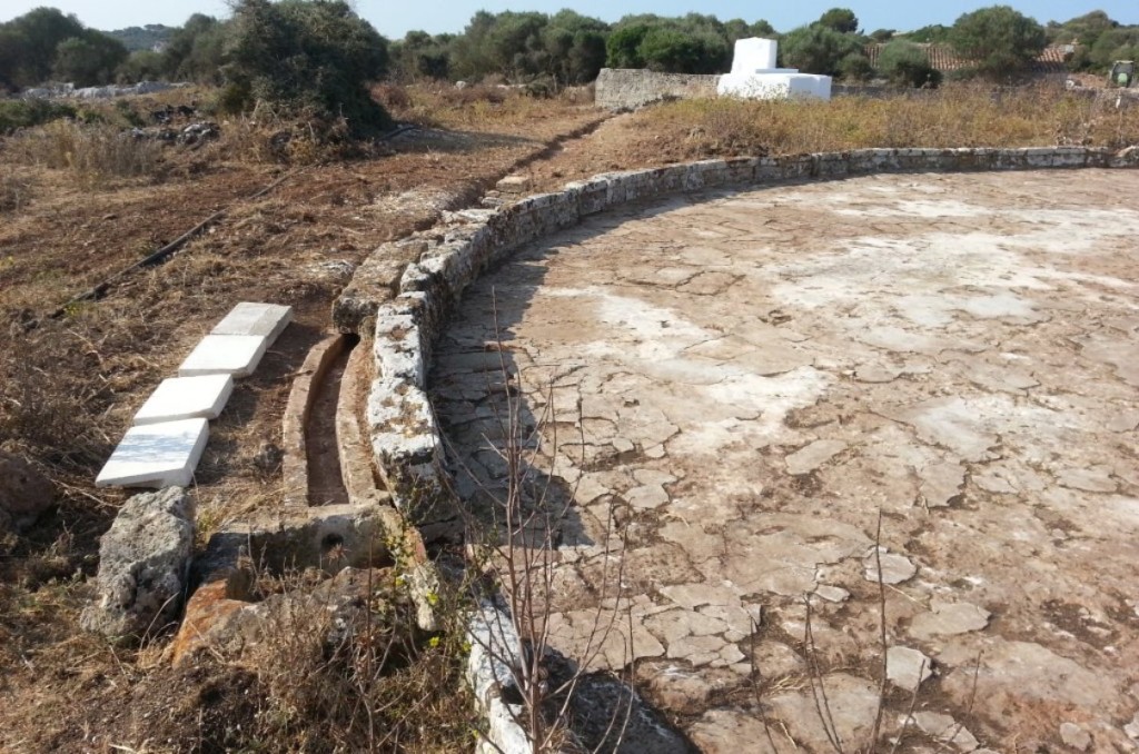 El aljibe aprovecha las aguas pluviales recogidas en una era. Foto: GOB-Menorca.