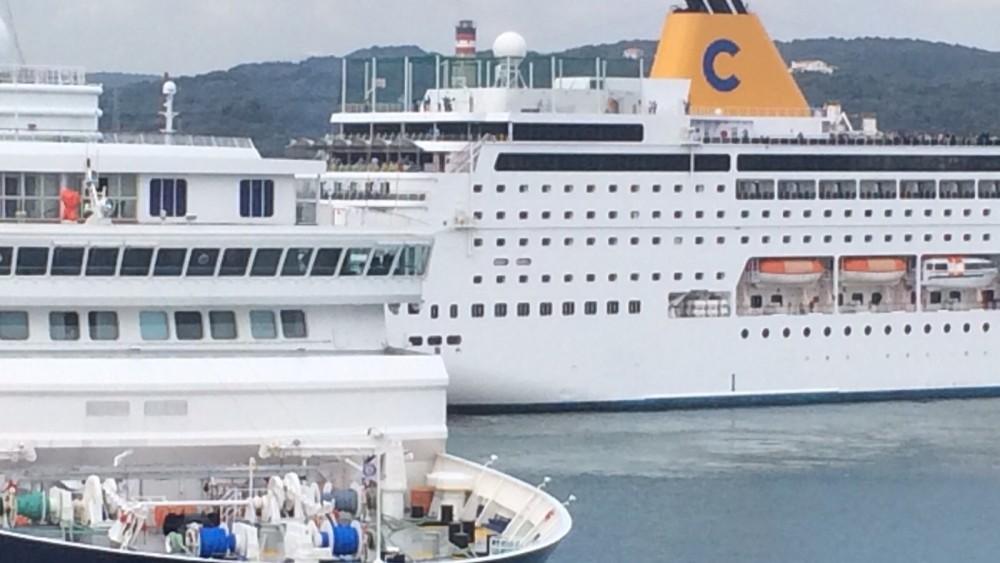 Dos de los cruceros, esta mañana en el puerto (Fotos: Tolo Mercadal)