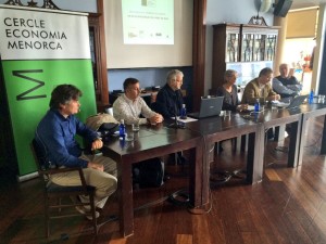 En la mesa redonda, moderada por Joan Enric Vilardell, participaron los ponentes, Conxa Juanola y Joan Gual. FOTO.- APB